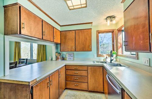 Mid America House | Near Ouachita River Home with Deck in Hot Springs