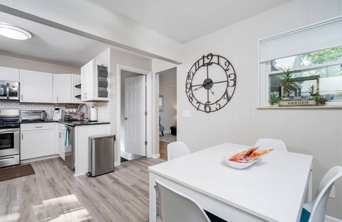 Toledo House | Near park/zoo/UTMC/DT Toledo, Quiet, Cozy, Working travelers/families/dogs okay!
