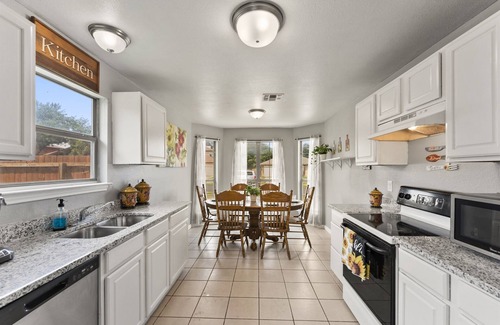Wetmore House | Near Randolph AFB Relaxing Home Workers Welcome