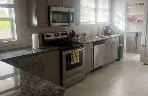 Vollintine-Evergreen House | Near Rhodes College & Downtown! The Rolling Stone