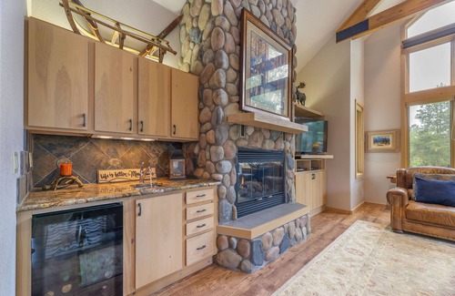 Keystone House | Near Slopes, Private Family Home, HotTub, Centrally located to all Ski Resorts!