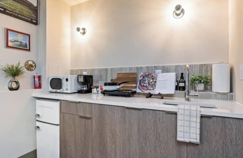 North Beacon Hill Apartment | Near Stadiums~Cosy Studio~High Speed WIFI~Roku