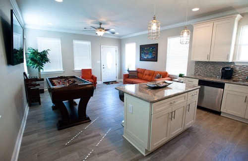 Tulane - Gravier House | NEAR STREETCAR LINE! NEW LOCATION! BOOK NOW! 5 minutes from FRENCH QUARTER!