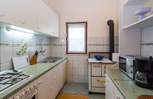 Srijane House | Near the river Cetina awaits you this practical cottage with vegetable garden.