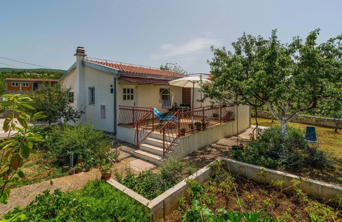 Srijane House | Near the river Cetina awaits you this practical cottage with vegetable garden.