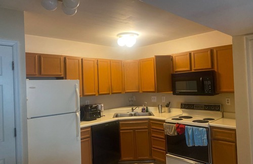 Overland House | Near to Airport & Free Parking