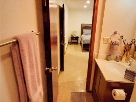 Central Oklahoma City Apartment | Near to OUHSC Hospitals-Garage Studio