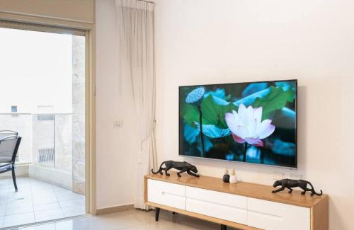 Rishon LeTsiyon Apartment | Neat 4BR Apt. With Parking/High Floor/Elevator/AC