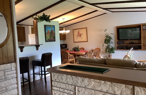 Rio Lucio House | Neat Retreat, Fast WiFi, Ski Sipapu, Hike, Fish, Hunt,nWineries, pet friendly