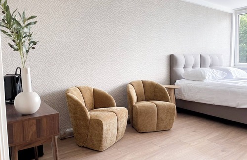 Municipality of Tilburg Apartment | Need a quiet place to recharge? This cozy room is minutes from University Tilburg and surrounded by nature. Shared kitchen, laundry, and free parking included.