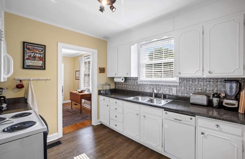 Inglewood House | Neighborhood Retreat - Large Yard, Family, Fire Pit - Recently Re-opened