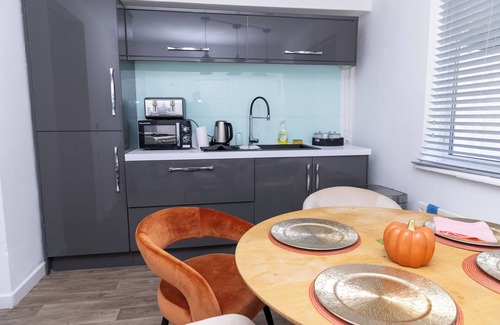 Little Hulton House | nEntire 3Bed in Greater Manchester| Fast Wi-Fi, Garden & Free Parking.