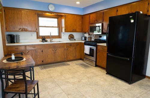 New Munster House | nEscape to Tranquility: Lovely Oasis 20 Minutes from Downtown Milwaukeennn