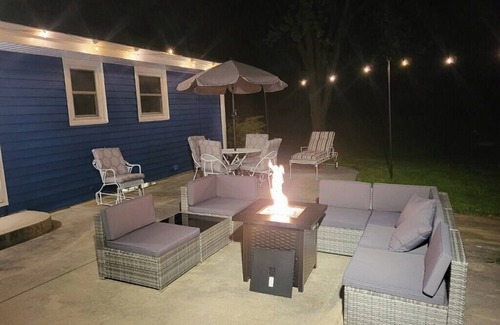 New Munster House | nEscape to Tranquility: Lovely Oasis 20 Minutes from Downtown Milwaukeennn