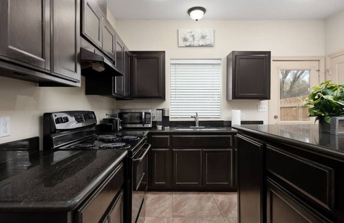 Pharr Apartment | Nest at Hummingbird 3 w King bed free parking Patio