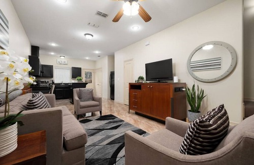 Pharr Apartment | Nest at Hummingbird 3 w King bed free parking Patio