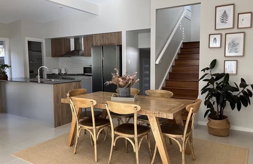 Port Macquarie House | Nestled amongst the trees, this 3bdr home is a fusion of nature and modernity.