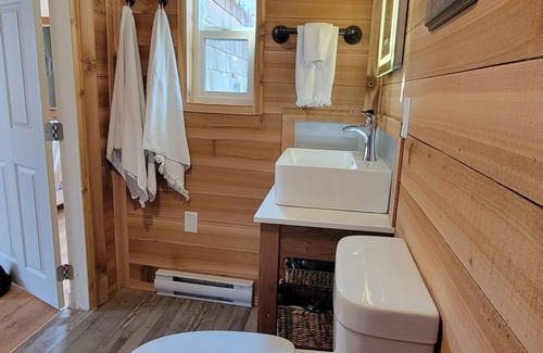 Silverton Cottage | Nestled in a quiet community with lake, hiking, and water sports just steps away