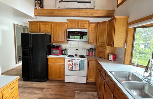 Grand Rapids House | Nestled in the Whistling Pines Charming 2-bedroom home sleeps 6 in Grand Rapids!