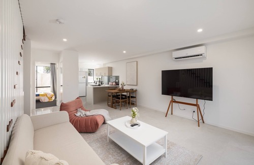 Southport House | Netflix, Brand new 4BR,Fast NBN,AC, Free Parking