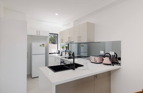 Southport House | Netflix, Brand new 4BR,Fast NBN,AC, Free Parking