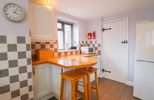 Hardstoft Cottage | NETHERFIELD COTTAGE, family friendly, with hot tub in Pilsley