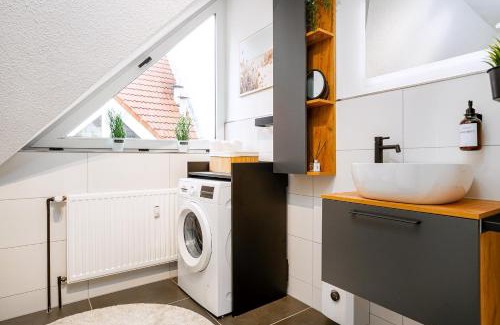 Emden Apartment | NEU! Modernes Apartment am Larrelter Tief - Balkon, Privatparkplatz & FIRE TV!
