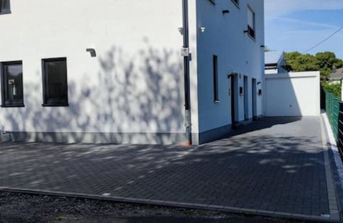 Remscheid House | Neue Doppelhaushälfte mit Terrasse, Balkon +garten