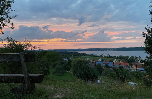 Ramsberg Apartment | Neue und moderne 74qm große Ferienwohnung mit Balkon und himmlischem Blick auf den Brombachsee (barrierefrei, erreichbar über Aufzug)