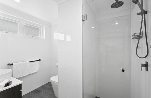 Neutral Bay Apartment | Neutral Bay - BEN73 - Ben Boyd Road - Charming 1BR with Harbour Views in Peaceful Neutral Bay Location