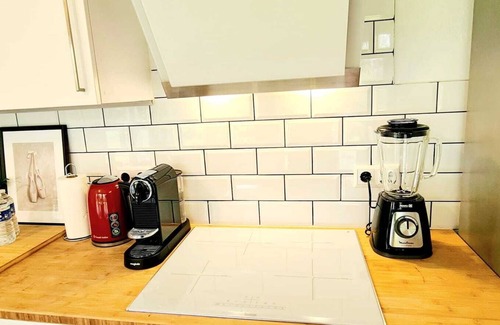 Cents Apartment | New 1 Bedroom Flat with Balcony & Garden