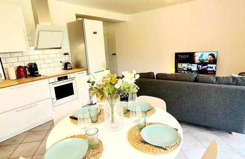 Cents Apartment | New 1 Bedroom Flat with Balcony & Garden