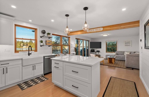 Shelton House | NEW 120' Waterfront Cabin | Hot Tub, Sauna & Firepit - Hammersley Inlet Retreat!