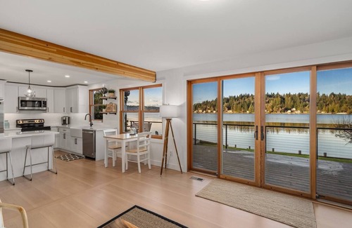Shelton House | NEW 120' Waterfront Cabin | Hot Tub, Sauna & Firepit - Hammersley Inlet Retreat!