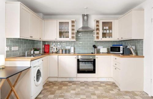 Oban Apartment | New 1BR Newly Renovated Flat with free parking