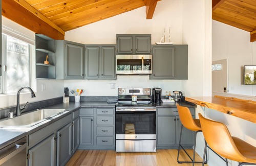 Arrowhead Villas House | New 2 Bedroom/1 Bath Cabin Among the Lake Arrowhead Pine Forest
