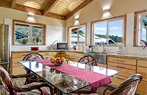 Hilo House | NEW 2 bedroom hosted Tranquil Island Getaway