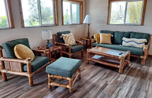 Hilo House | NEW 2 bedroom hosted Tranquil Island Getaway