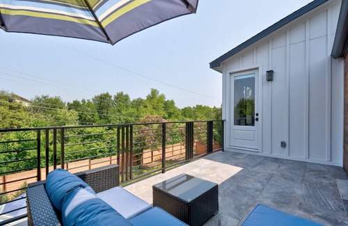 Galindo House | New 2023 Home, Cool Pool, 4Bedroom, 3.5 Bath, 10 guests, in great South Austin!