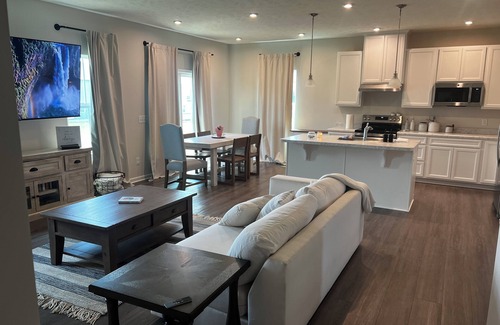 Wooster House | New 2024 Luxury 3BR Home Near Downtown Wooster & College