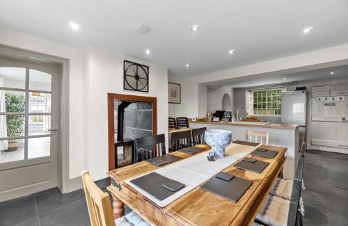 Newton Ferrers House | NEW 2024 Modern Luxury Holiday Home on the Beach in Devon - Free Parking, Pets Welcome, Sleeps 10