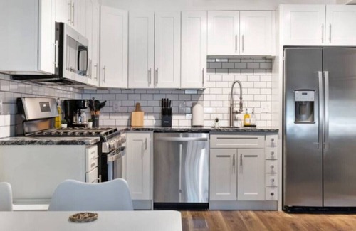 East Liberty Apartment | New 2BR East Liberty Apt | King + Queen Parking