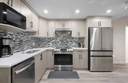 Evanston House | NEW! 2BR Private Suite, FREE Banff Pass, Netflix!