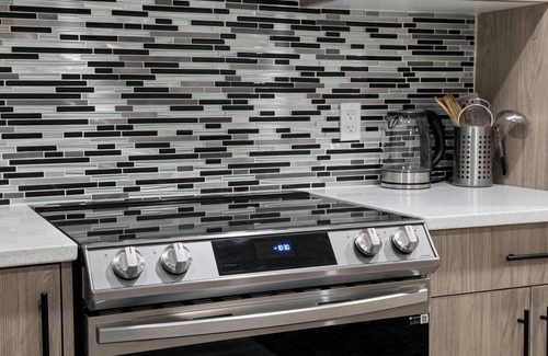 Evanston House | NEW! 2BR Private Suite, FREE Banff Pass, Netflix!