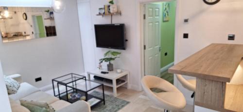 Ashford Apartment | NEW 3 bedrooms Flat in Ashford near Heathrow