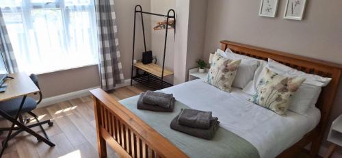 Ashford Apartment | NEW 3 bedrooms Flat in Ashford near Heathrow