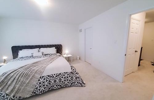 Thorold House | New 3-BR Home Near Falls with King Bed 75 Inch TV and Parking