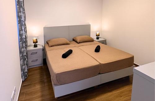 Gudja Apartment | New 3BR Apt-AC-Wi-Fi-Kitchen 4 mins away from airport