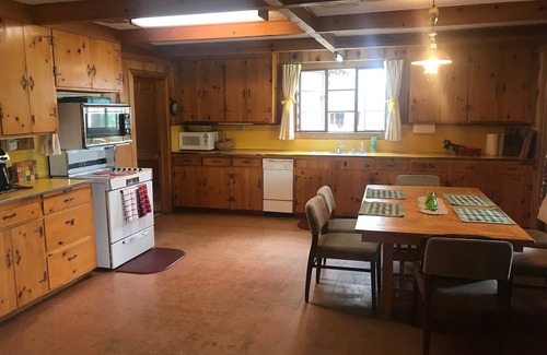 Pinetop-Lakeside Cabin | NEW! 4 Acre Lakefront Cabin in the Tall Pines