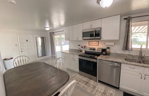 Layton House | NEW! 4BD/mins to Lagoon/food/hiking/Snow basin